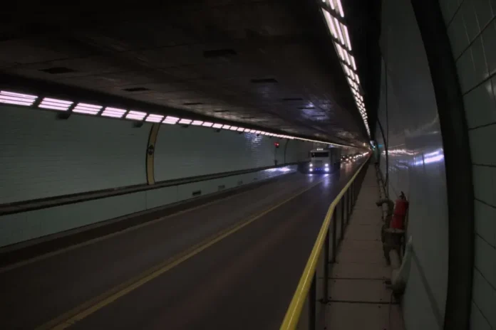 Vista del Túnel Subfluvial con camiones de carga transitando