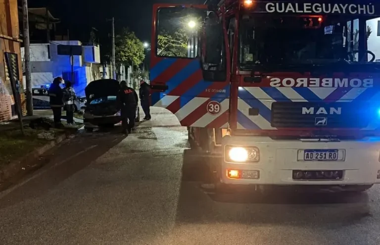 Bomberos trabajando en el control de incendio de un automóvil en Gualeguaychú