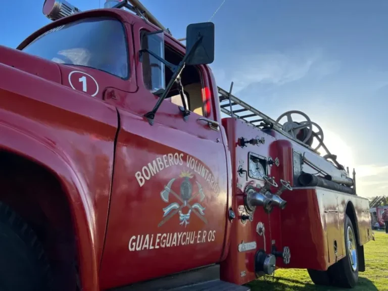 Bomberos voluntarios trabajando en una fuga de gas