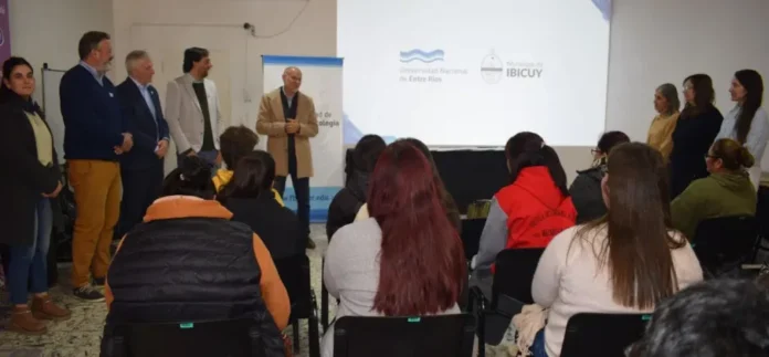 Rector de la UNER Juan Manuel Arbelo durante anuncio de cursos de formación profesional