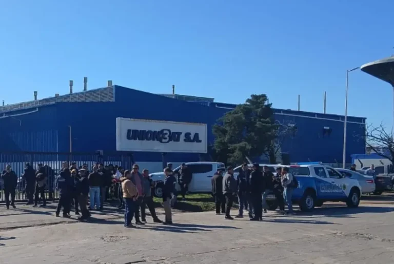 Trabajadores concentrados frente a la planta de Unión Bat en Gualeguaychú