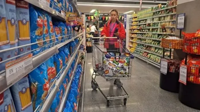 Góndolas de supermercado vacías en Entre Ríos
