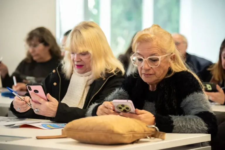 Personas mayores en una capacitación digital en el Mirador TEC de Paraná