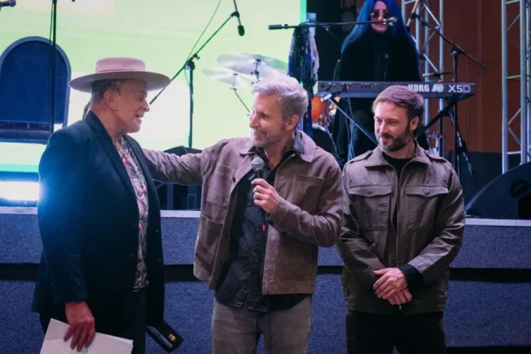 Antonio Tarragó Ros y Rogelio Frigerio durante el acto de donación de la obra El Alma Entrerriana