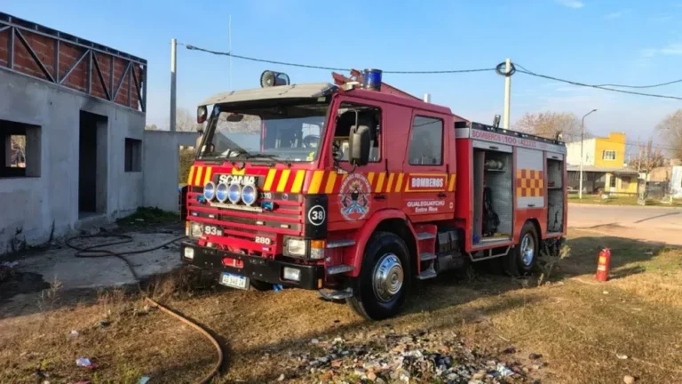 Bomberos trabajando en la extinción de un incendio en un galpón en construcción en Paraná