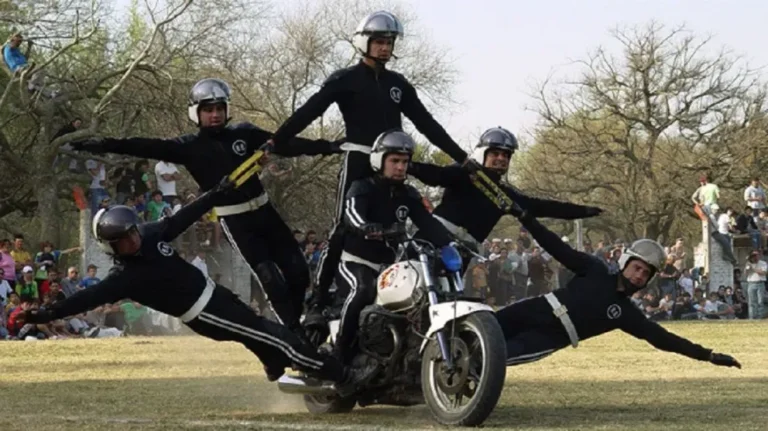 Brigada Blanca de la Policía Federal realizando una exhibición institucional en un acto público