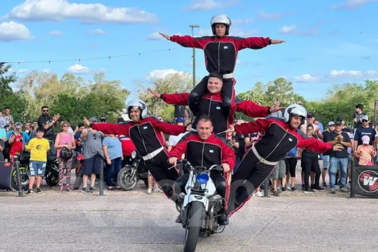Brigada Blanca de la Policía Federal Argentina realizando una demostración táctica durante un desfile