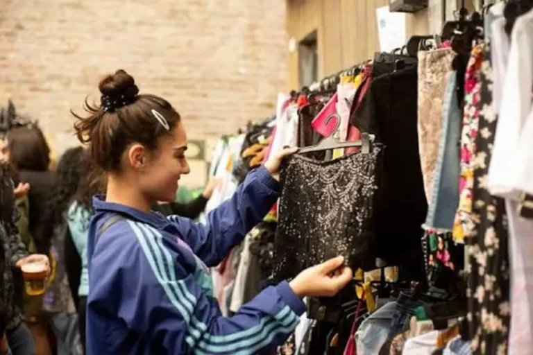 Feria solidaria de Cáritas San Juan Bautista con ropa y calzado