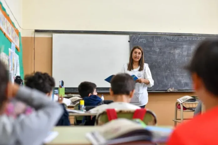 cge-resultados-pruebas-aprender-2025 Estudiantes de primaria en aula durante prueba Aprender