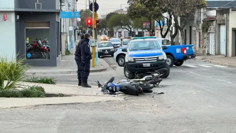 Motos chocadas sobre cantero central en Avenida Sarmiento