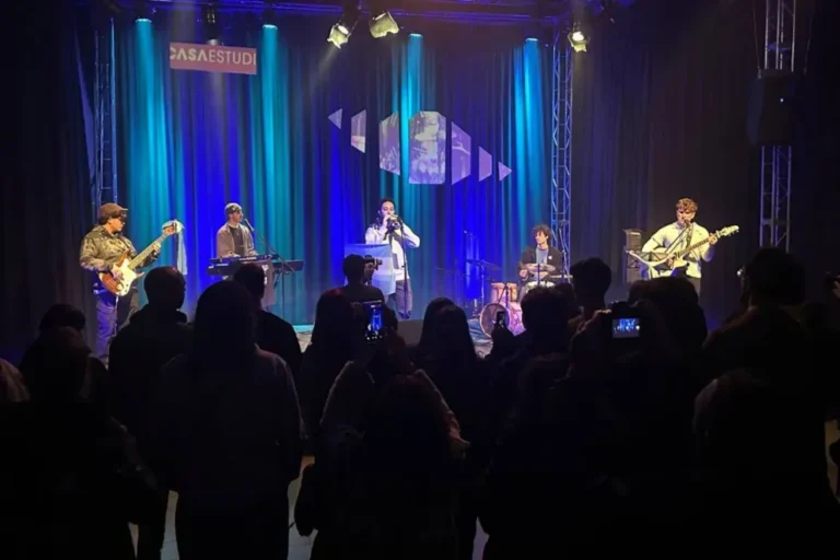 Sesión de música en vivo del ciclo Casa Estudio con la banda Nada Normal