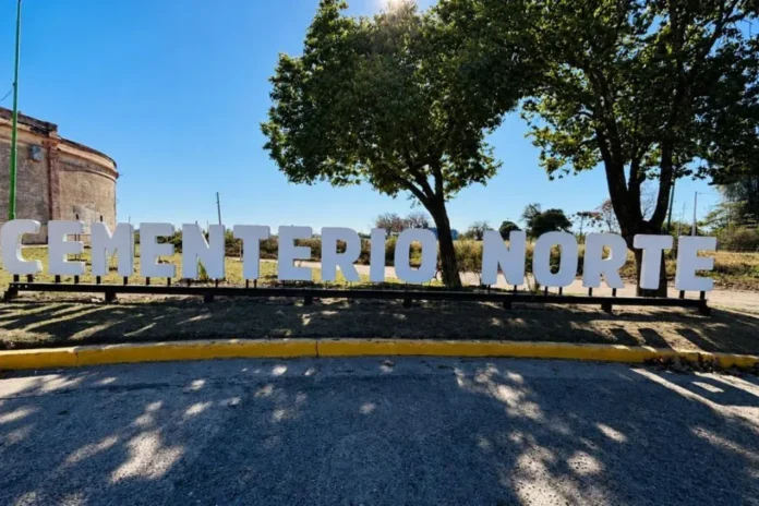 Cartel identificatorio en el exterior del Cementerio Norte de Gualeguaychú