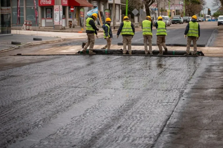 Cuadrilla de Obras Públicas colocando manta geotextil en la esquina de Primera Junta y Lestonnac