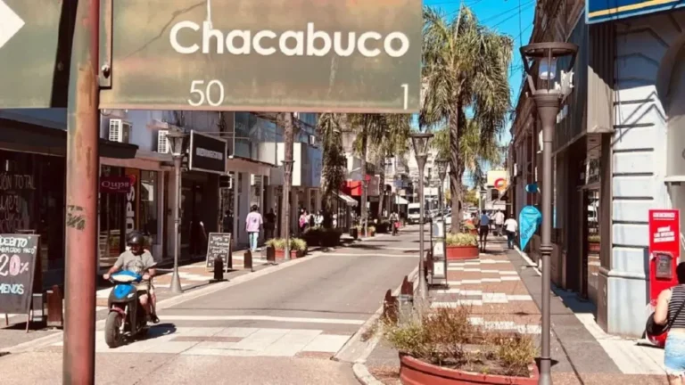 Comercio en Gualeguaychú con cartel de horario modificado por partido de Argentina
