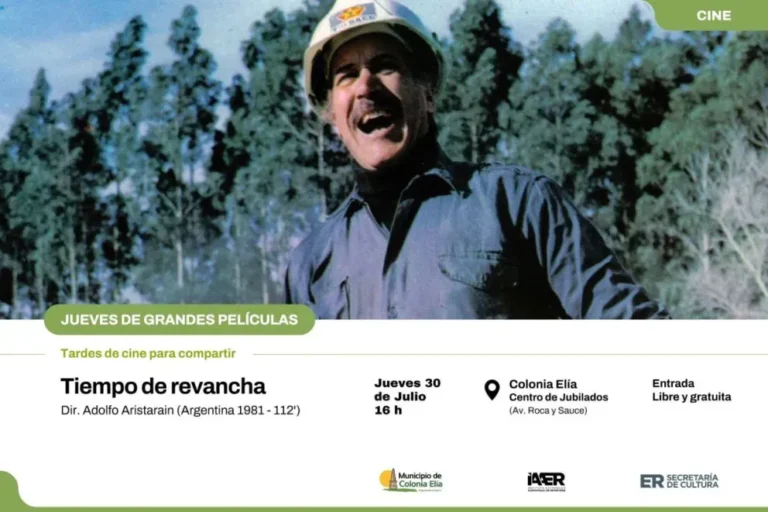 Proyección de cine para personas mayores en un salón comunitario de Entre Ríos