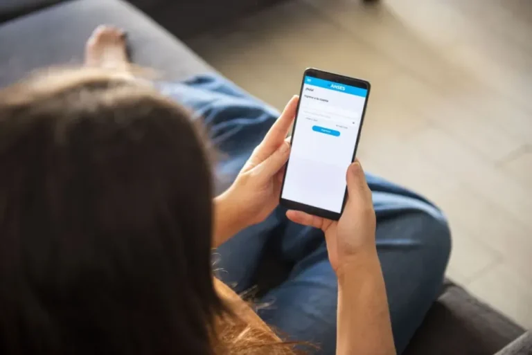 Persona atendiendo una llamada telefónica sospechosa