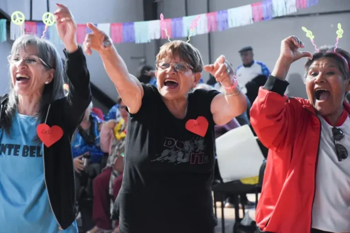 Personas mayores participando en un taller recreativo