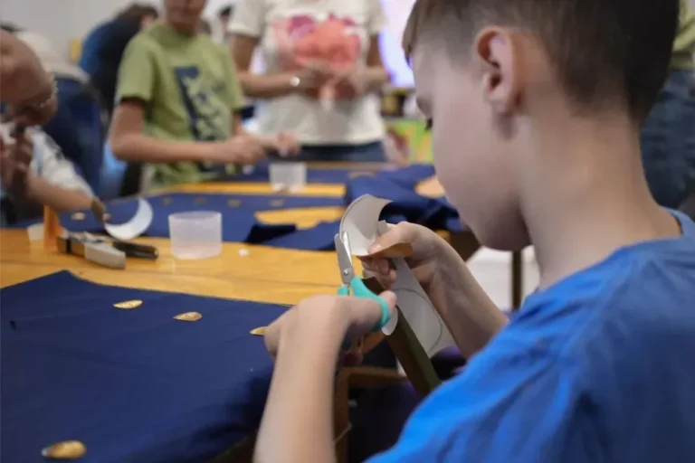 Niños participando en un taller en un museo provincial de Entre Ríos
