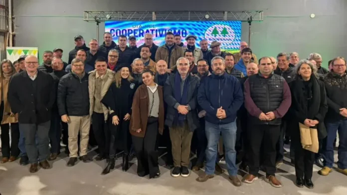 Dirigentes y referentes de cooperativas reunidos en seminario en Viale, Entre Ríos