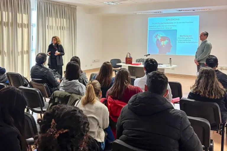 Capacitación virtual del Cucaier para trabajadores de salud en comunicación de situaciones críticas