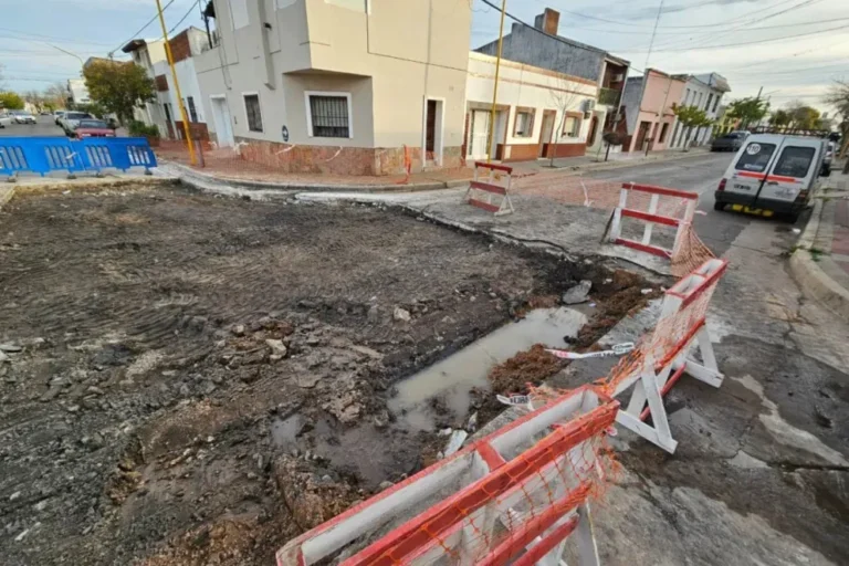 Señal de tránsito de calle cortada por reparación en Gualeguaychú