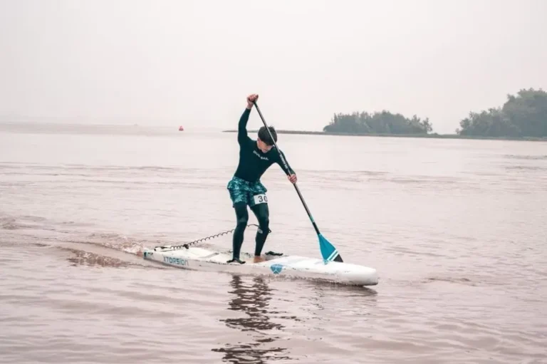 Competencia de stand up paddle en la Costanera de Paraná, Entre Ríos