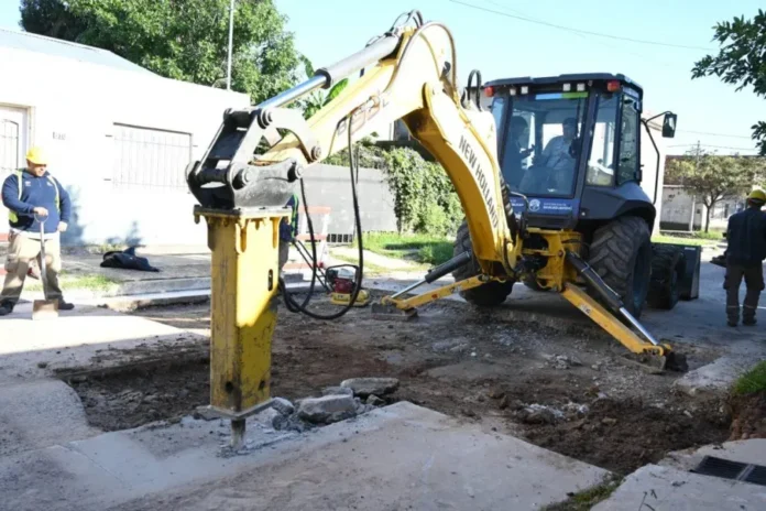 en-la-ciudad-se-realizaron-300-bacheos-durante-el-primer-semestre-del-ano Obreros realizando bacheo en una calle de la ciudad