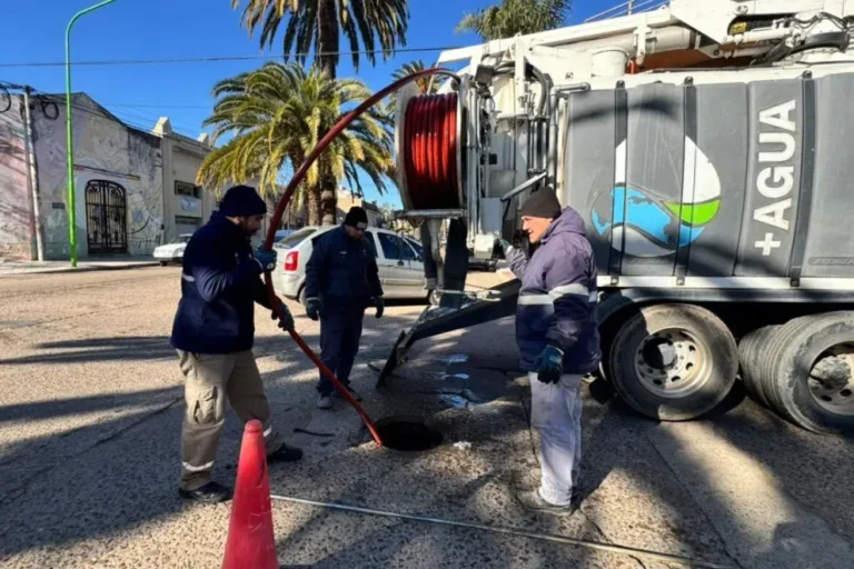 Operarios de Obras Sanitarias realizando tareas de mantenimiento en la red de agua