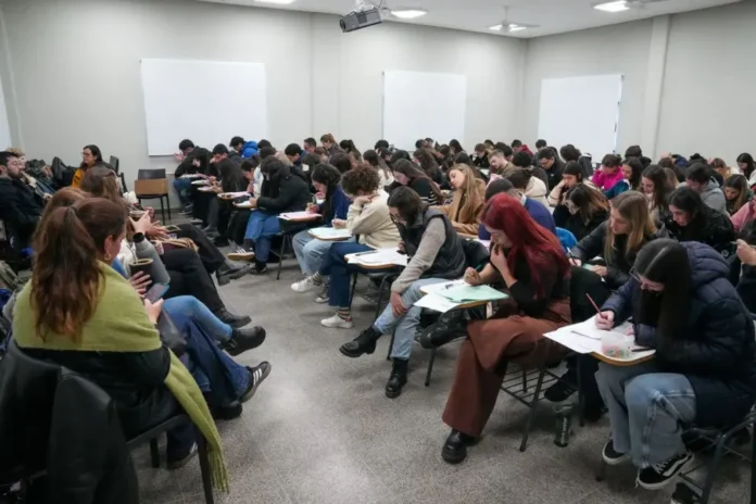 Examen de residencias en salud en el Campus de Uader Paraná