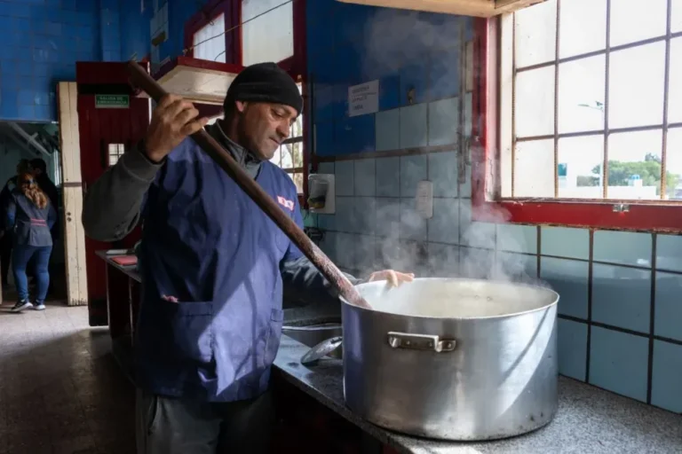 Comedor escolar en Entre Ríos con estudiantes recibiendo alimentos