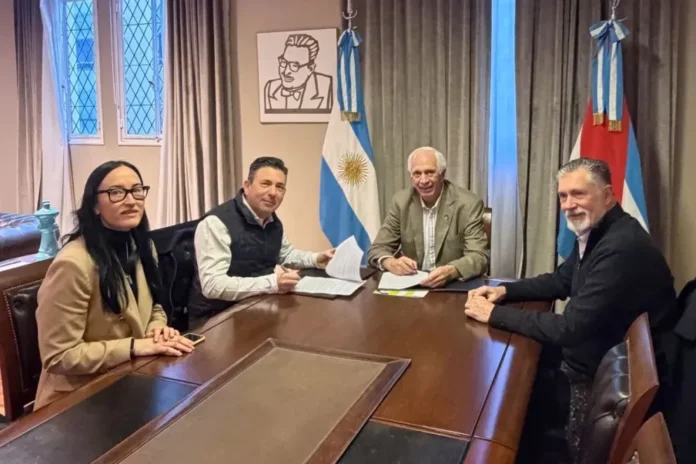 Firma de convenio entre el ministro Guillermo Bernaudo y el subsecretario Christian Bauab