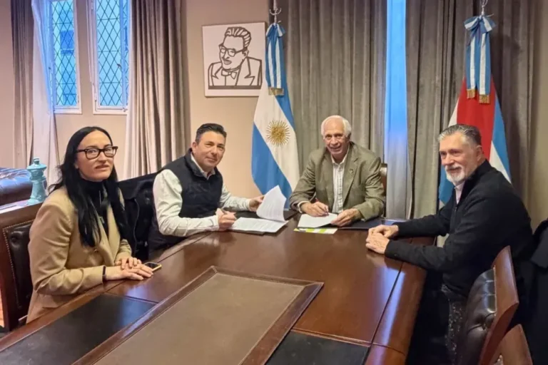 Firma de convenio entre el ministro Guillermo Bernaudo y el subsecretario Christian Bauab