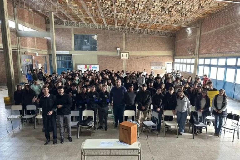 Estudiantes y docentes en jornada de formación para centros de estudiantes en Entre Ríos