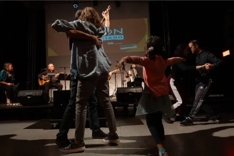 Dúo Miriam Gutiérrez y Alcides Gilez junto al grupo Mestizo