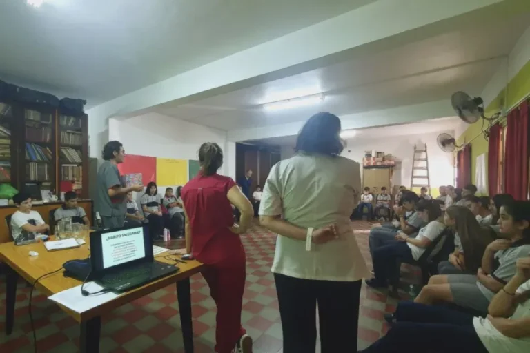 Estudiantes secundarios en taller de salud integral en Paraná