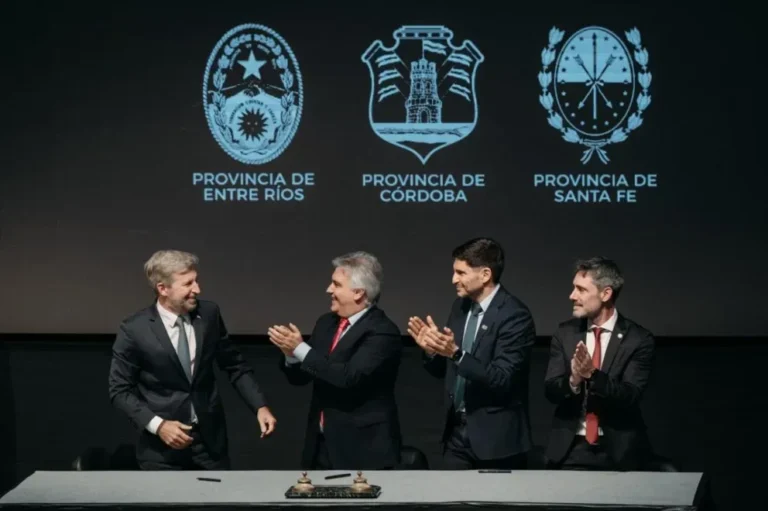 Gobernadores de la Región Centro durante el acto de asunción de Rogelio Frigerio en San Francisco, Córdoba
