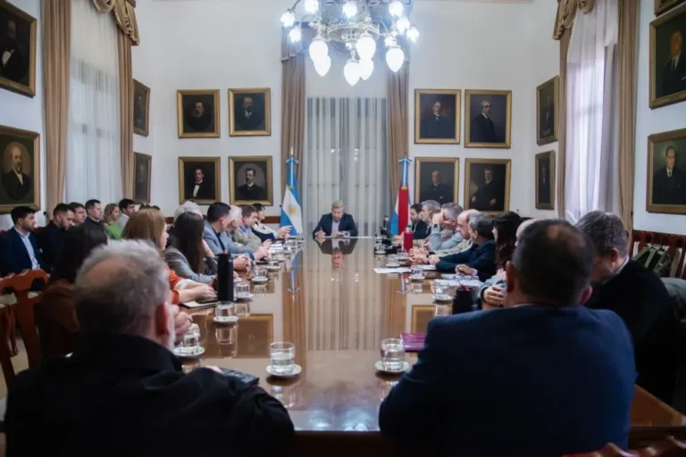 Reunión de gabinete en el Salón de los Gobernadores con Rogelio Frigerio y ministros