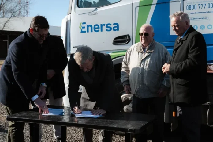 Gobernador Rogelio Frigerio firma acta de inicio de obra de repotenciación eléctrica en Viale