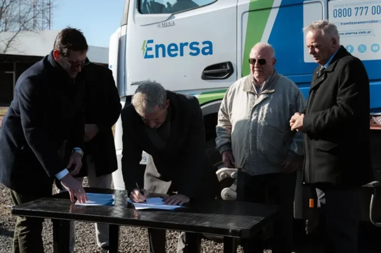 Gobernador Rogelio Frigerio firma acta de inicio de obra de repotenciación eléctrica en Viale