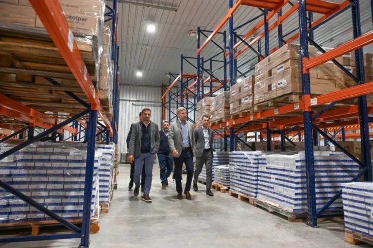 Rogelio Frigerio y Daniel Blanzaco durante la presentación del nuevo sistema de compra de medicamentos en Colonia Avellaneda
