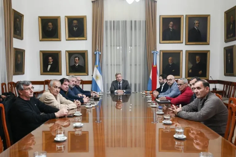 Reunión entre el gobernador Frigerio y gremios por la crisis de Granja Tres Arroyos