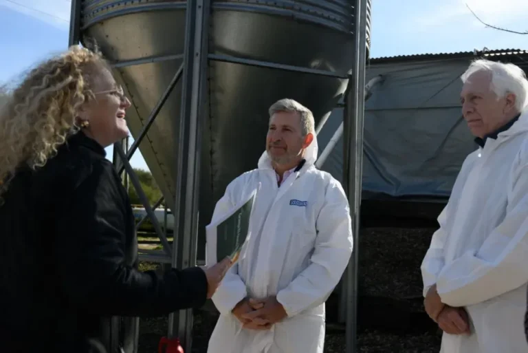 Gobernador Rogelio Frigerio durante recorrida por Granja Ombú en La Paz