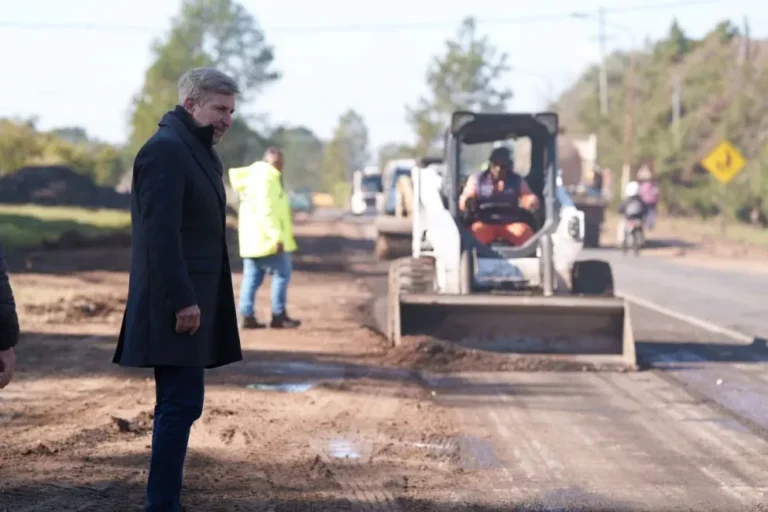 Gobernador recorriendo obras en rutas provinciales 4 y 22 en Entre Ríos