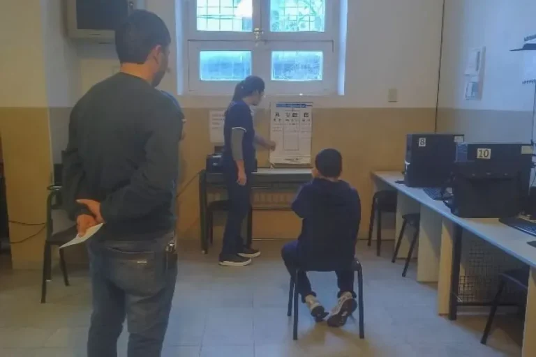Niños en revisión médica en escuela entrerriana
