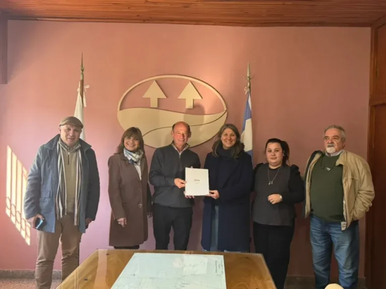 María Laura Renoldi junto a referentes de cooperativas en una de las localidades visitadas