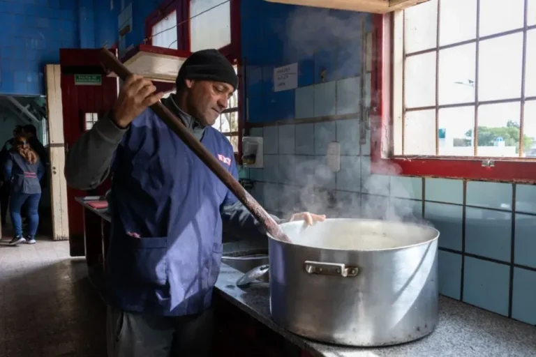Comedor escolar en Entre Ríos con niños recibiendo alimentos