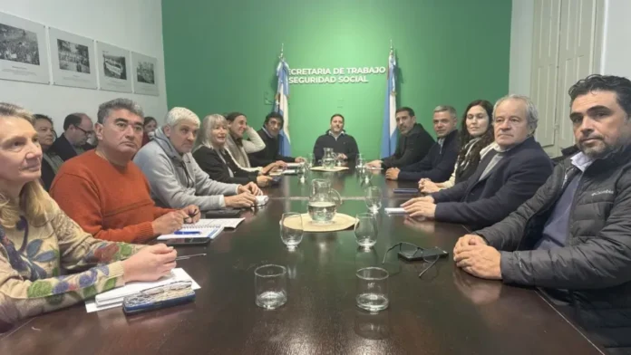 gremios-docentes-rechazan-oferta-salarial-evaluan-posible-aumento-decreto Docentes en protesta frente a la Casa de Gobierno de Entre Ríos