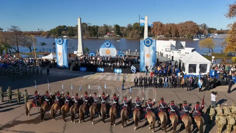 Desfile cívico militar del 9 de Julio en la Costanera de Gualeguaychú