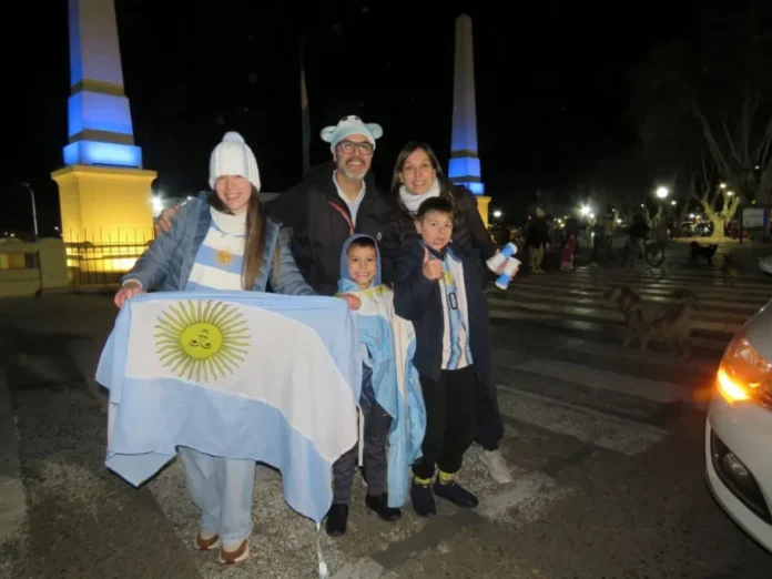 gualeguaychu-celebro-el-triunfo-de-la-seleccion-argentina Hinchas argentinos celebrando en la Costanera de Gualeguaychú