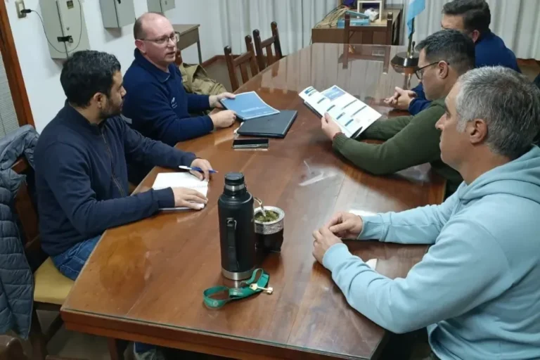 Reunión de Protección Civil y Bomberos en Gualeguaychú ajustando protocolo de respuesta ante tormentas
